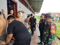 Bersama APH, Rutan Rengat Gelar Razia Blok Hunian Warga Binaan