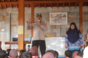 Mobil Cinta Polres Nganjuk Bagikan 100 Kotak Makan Siang Sehat untuk Siswa-Siswi SDN 1 Ngrengket Sukomoro