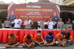 Polisi Amankan 6 Bandar Narkoba dan Brankas Isi 1kg Sabu di Jalan Kunti Surabaya