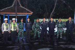 Polri Bersama TNI Patroli Skala Besar, Pastikan Kamtibmas Jelang Coblosan Pilkada Kondusif
