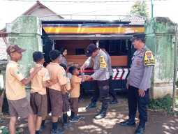 Mobil Cinta Berbagi Ratusan Kotak Makan Siang Sehat Gratis