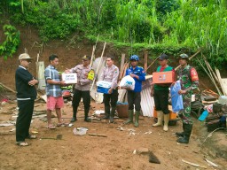 Kirim Bantuan untuk Warga Terdampak Tanah Longsor