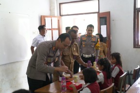 Polres Malang Berbagi Makanan Bergizi untuk Pelajar Terdampak Banjiran