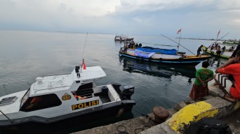 Kirim Bantuan Air Mineral ke Warga Pulau Gili Ketapang