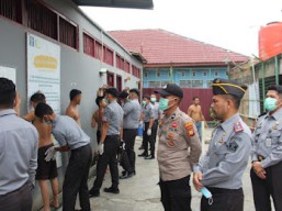 Bersama APH, Petugas Rutan Rengat Geledah Kamar dan Tes Urine Warga Binaan