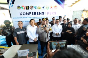 *Menteri Perdagangan Apresiasi Polres Pelabuhan Tanjungperak Ungkap Barang Impor Ilegal Senilai 9,8 M*