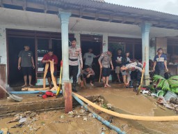 Polres Blitar Salurkan Bantuan dan Siapkan Dapur Umum untuk Warga Terdampak Banjir
