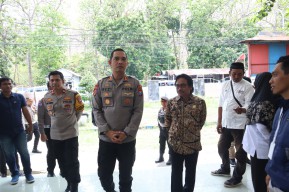 Kapolres Situbondo Pastikan Rapat Pleno Rekap Suara Pilkada oleh KPU Aman