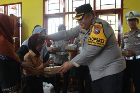 Sukseskan Program Asta Cita, Kapolres Pamekasan Kunjungi SLB PGRI Berbagi Makan Siang Gratis