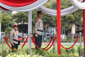 Asistensi Kampung Tangguh dan Polisi RW, Kapolda Jatim Pimpin Apel Besar Petugas Polmas dan Satkamling Pasca Pilkada