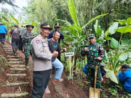 Polres Lumajang Bersama TNI dan Forkopimda Lakukan Penghijauan di Sumber Klerek Gucialit