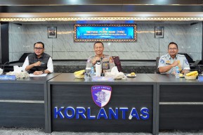 Lanjutkan TFG Polda Lampung - Polda Bali , Korlantas Gelar Tactical Floor Game Pastikan Kesiapan Operasi Lilin 2024, Kakorlantas Imbau Masyarakat Waspadai Titik