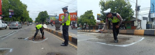 Mitigasi Jelang Nataru, Polres Situbondo Tandai Jalan Berlubang di Jalur Pantura