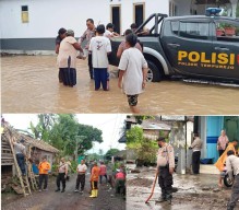 Gercep Polisi Tangani Banjir di Jember Perlancar Lalin hingga Bersihkan Rumah Warga Terdampak