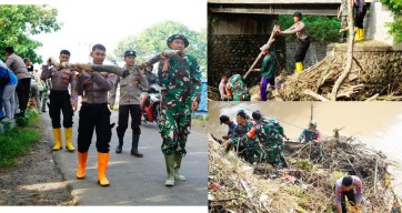 Pasca Banjir, Polres Ponorogo Bersama TNI dan Warga Bersihkan Sungai di Jembatan Tempuran