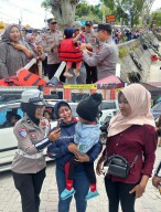 Operasi Lilin Semeru: Polres Magetan Gelar Patroli dan Berbagi Coklat di Lokasi Wisata Sarangan