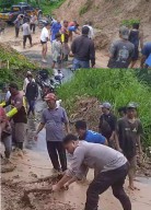 Bersama Tiga Pilar dan Warga Tangani Banjir dan Longsor di Jember