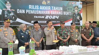 Gelar Konferensi Pers Akhir Tahun 2024 dan Pemusnahan Barang Bukti