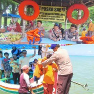 Dua Kapal Polisi: Disiagakan di Tempat Wisata Pantai Camplong Saat Liburan Tahun Baru 2025