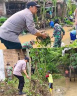 Jumat Bersih Polres Nganjuk Bersama TNI dan Warga Bersihkan Saluran Air