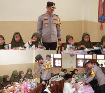 Jumat Berkah: Polres Jember Berbagi Makanan Bergizi Untuk Pelajar Sekolah Dasar