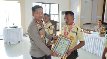 Penyidik KPK Turut Geledah Mobil Toyota Vellfire yang Terparkir di Rumah Hasto