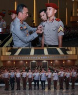 Kadivhumas Berikan Pin Brivet: "Kepada 10 Taruna Akpol Dengan Nilai Sertifikasi Kehumasan Terbaik"