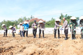Gelorakan Swasembada Pangan: "Wakapolres Pamekasan Pimpin Penanaman Jagung di Pagantenan"