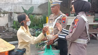 Polres Kediri Kota: "Berbagi Sembako di Jumat Berkah, Wargapun Sumringah"
