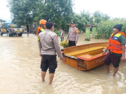 Sinergitas Polisi dan TNI Tanggap: "Bencana Sigap Bantu Warga Terdampak Banjir di Ngawi"