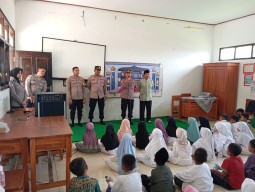 Polres Nganjuk: "Bagikan 100 Paket Makanan Bergizi Gratis di SDN 1 Sukomoro"