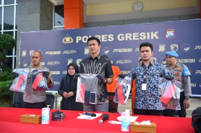 Polisi Berhasil Menangkap: "Tersangka Perampokan di Perum De Naila Gresik"