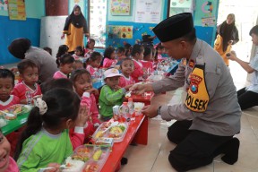 "Berbagi Makanan Bergizi di Jumat Berkah Pelajar Jadi Sumringah"