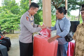 Kolaborasi Polisi dan TNI: "Bantu Warga Terdampak Longsor di Ponorogo"