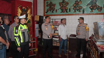Kapolres Nganjuk: "Cek Kesiapan Pengamanan Imlek 2025 di Klenteng Kertosono dan Sukomoro"