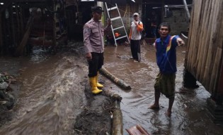 Polres Kediri Gercep; "Tangani Banjir, Pasang Police Line di Jembatan Putus Untuk Keselamatan Warga"