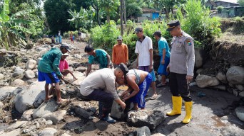 Kompak, Polisi dan TNI bersama Warga Pasang Bronjong Antisipasi Banjir Susulan di Situbondo
