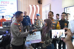 Polres Madiun Kota: "Temukan dan Serahkan Motor yang Hilang, Korban Curanmor Tersenyum Riang"