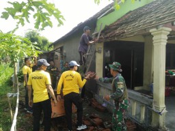 Sinergitas Polisi bersama TNI di Kediri: "Gelar Baksos Bantu Warga Terdampak Bencana Alam"