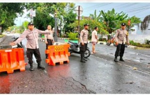 Polsek Loceret: "Evakuasi Pohon Tumbang di Candirejo, Kapolres Nganjuk Apresiasi Sinergi Warga dan Petugas"