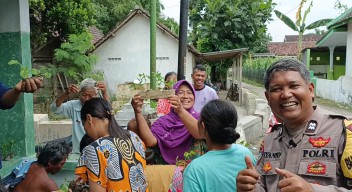 Bhabinkamtibmas Gondang: "Bagikan 930 Bibit Tanaman untuk Dukung Ketahanan Pangan"