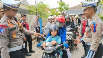 Polresta Kediri: "Beri Hadiah Helm SNI untuk Pengendara Roda Dua di Ops Keselamatan Semeru 2025"