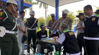 Ops Keselamatan Semeru 2025: "Polres Kediri Gelar Tes Urine di Terminal Pare"
