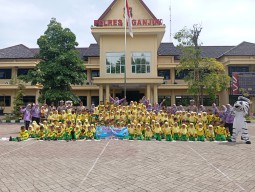 Kunjungan Edukasi PAUD Kecamatan Nganjuk, Anak-anak Dikenalkan Profesi Polisi Sejak Dini