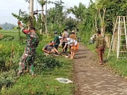 Bhabinkamtibmas dan Babinsa Desa Begendeng Kec Jatikalen: "Kompak Kerja Bakti Bersama Warga"