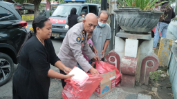 Jumat Berkah, Polres Nganjuk Bersama Awak Media Bagikan Ratusan Takjil di Terminal Anjuk Ladang