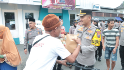 Kapolres Nganjuk bersama Jajaran Bagikan Ratusan Paket Takjil