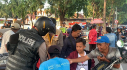 Jelang Berbuka Puasa Polrestabes Surabaya Patroli Sambil Berbagi