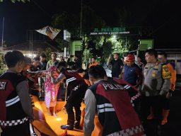 Bersama BPBD Evakuasi Warga dan Berbagi Makan Sahur Saat Banjir di Krejengan
