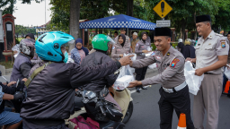 Berbagi Takjil Ditlantas Polda Jatim dan Mengajak Masyarakat Tertib Berlalu Lintas